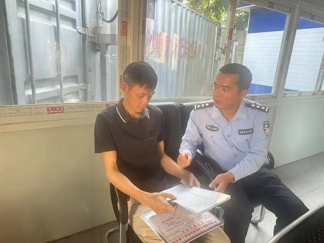 白沙一警察父亲退休时<strong></p>
<p>王祖贤</strong>，给了儿子这本“秘籍”……