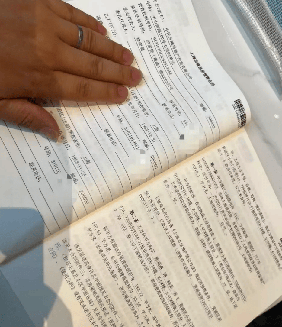 女子4年前借贷900万元<strong></p>
<p>李易峰</strong>，拿下上海3000万元的豪宅，交房近2年仍未办下不动产权证！竟是因开发商欠税？公司最新回应来了