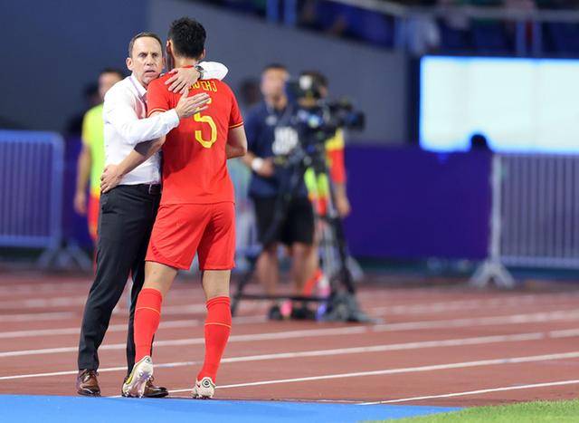 国足新帅人选初定<strong></p>
<p>李易峰</strong>，“老熟人”能走出新路子吗？