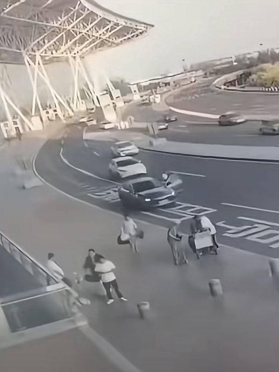 天津滨海机场一司机开门下车被相邻车道来车撞倒<strong></p>
<p>李易峰</strong>，车门脱落 交警正调查，律师分析