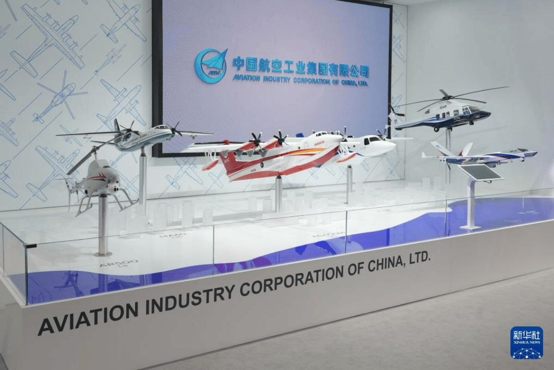 当面歼-10CE<strong></p>
<p>李易峰</strong>，对面“阵风”：巴黎航展对台戏