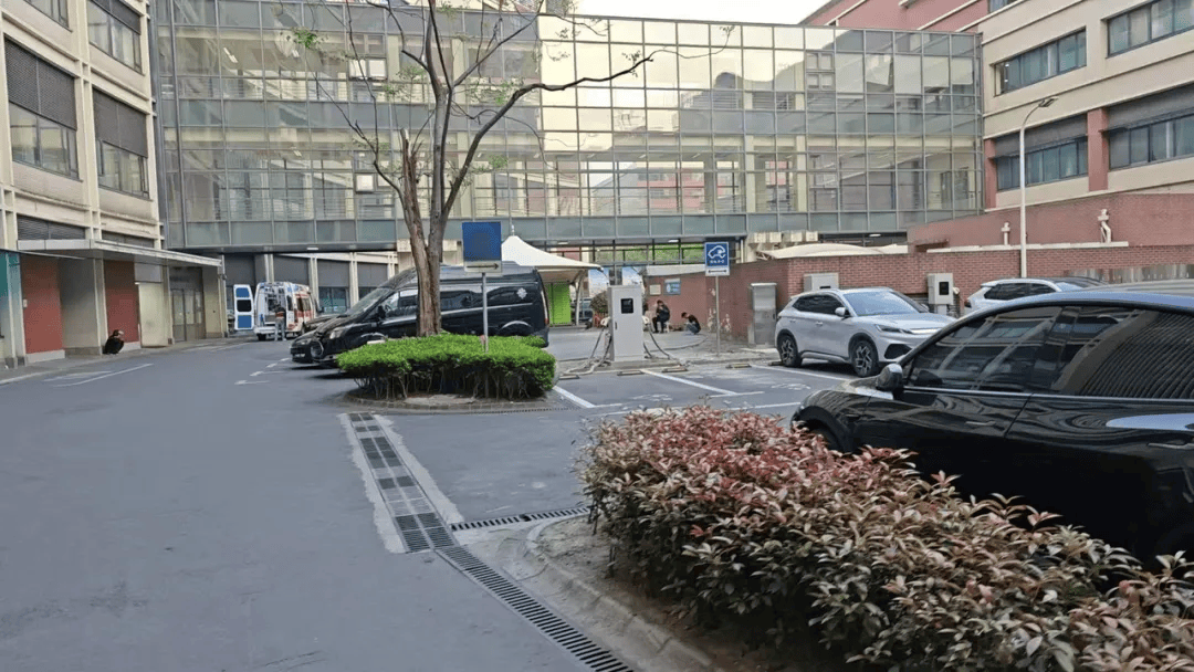 江西省卫健委通报“救护车800公里收费2.8万元”：不合理<strong></p>
<p>李易峰</strong>，暂停医院医疗转运服务