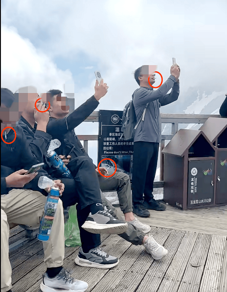 玉龙雪山4500米观景平台上几名男游客手持氧气瓶<strong></p>
<p>李易峰</strong>，一边吸氧一边抽烟，景区回应：将加强劝导
