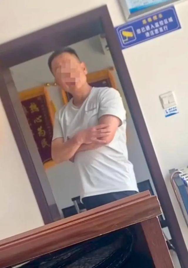 河南一家长称去教育局反映情况被怼<strong></p>
<p>李易峰</strong>，该局回应：态度存在问题，纪检部门已介入