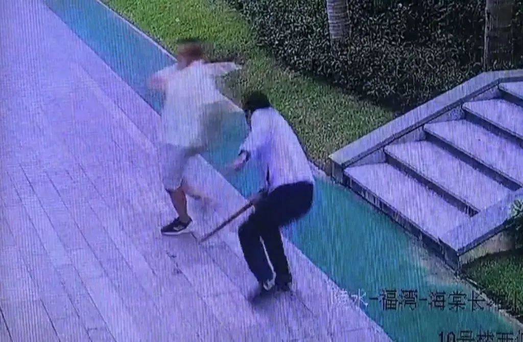 “60岁举报人遭蒙面殴打两回”<strong></p>
<p>李易峰</strong>，又有新进展