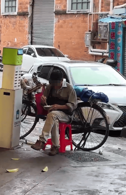 广东江门一饭店白米饭免费<strong></p>
<p>电动车</strong>，老人每天打一碗米饭配酱油吃，店主：只要营业，就一直提供