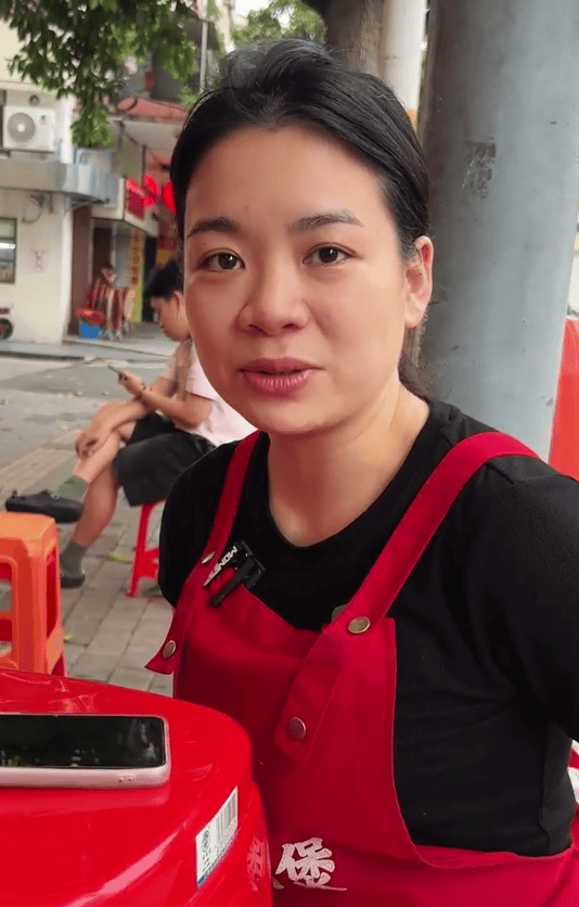 广东江门一饭店白米饭免费<strong></p>
<p>电动车</strong>，老人每天打一碗米饭配酱油吃，店主：只要营业，就一直提供