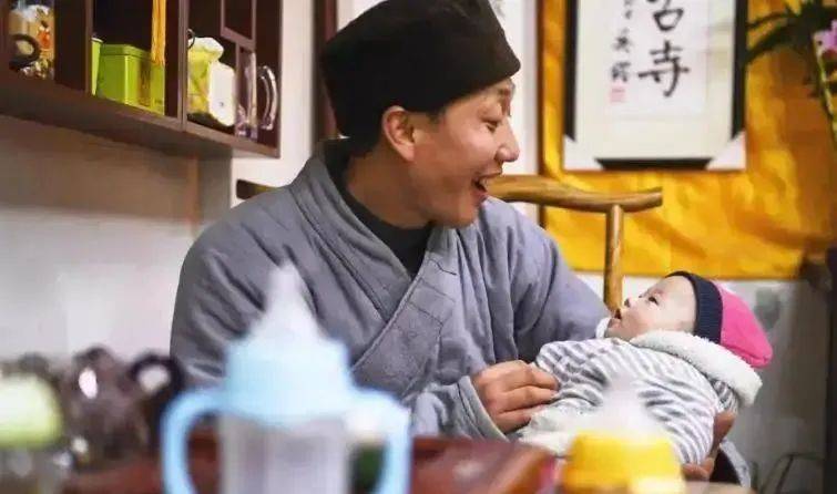 12年间救助几百名孕妇和弃婴的“和尚”道禄<strong></p>
<p>自行车</strong>，因涉案被警方控制，当地回应
