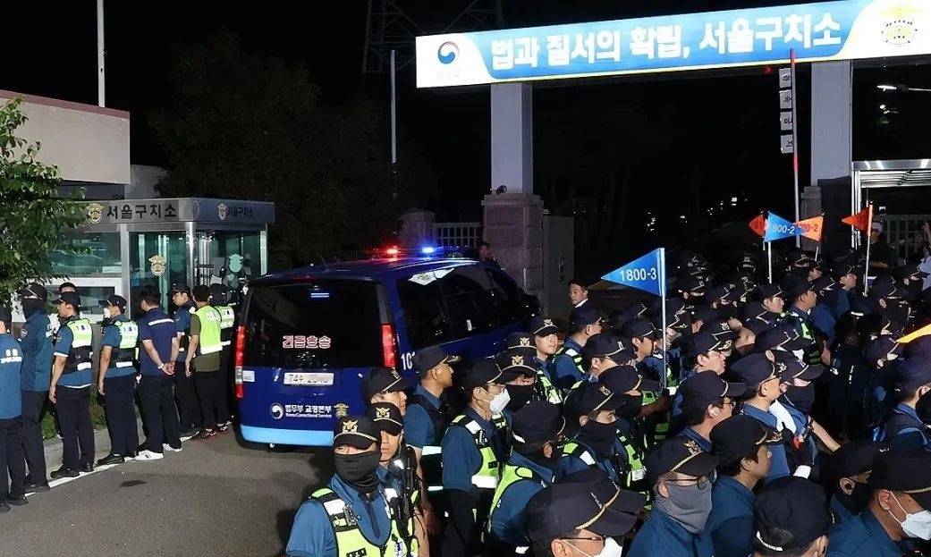 尹锡悦被拘首日菜单曝光<strong></p>
<p>比特币期货</strong>，有蒸土豆辣白菜，牢房内部条件：没床没空调，只能打地铺