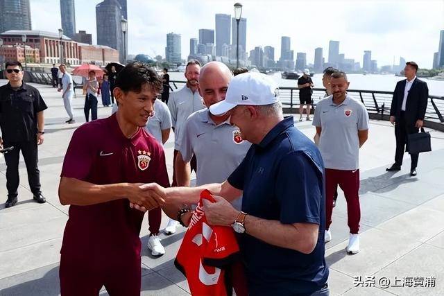 澳大利亚总理抵沪再次漫步外滩<strong></p>
<p>比特币大跌</strong>，旁边还有上海球迷“老熟人”，你偶遇了吗？