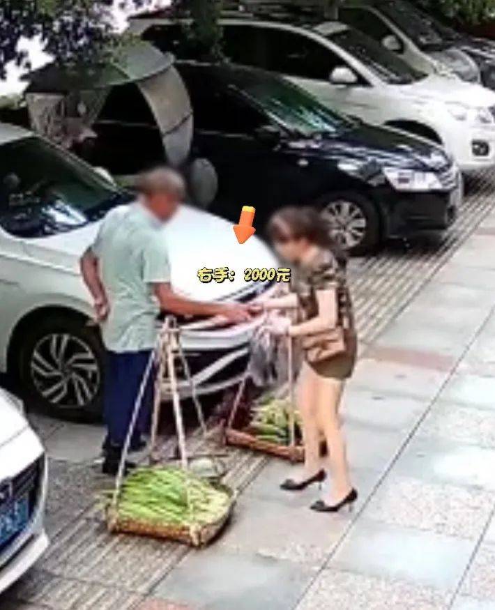 女子照顾卖菜大爷生意遭背刺：5元的菜误付2000元现金<strong></p>
<p>比特币暴跌</strong>，大爷光速塞进后腰，谎称没看见，民警上门找回