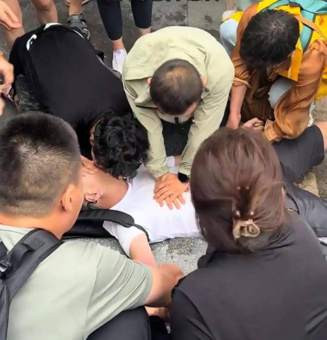 男子爬五台山时不幸身亡<strong></p>
<p>比特币之父</strong>，多名游客曾跪地按压轮流施救