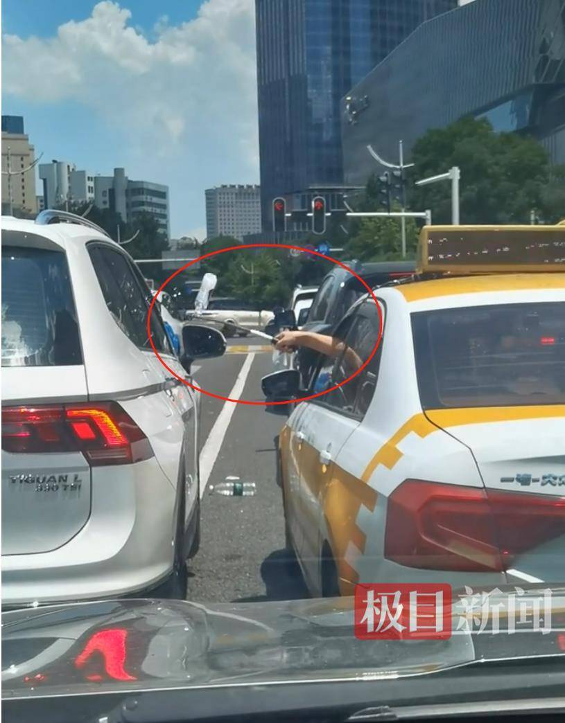 汉口街头发生不和谐一幕：白色汽车有人向出租车泼水<strong></p>
<p>一个比特币要挖多久</strong>，的哥挥舞甩棍击破白车玻璃……