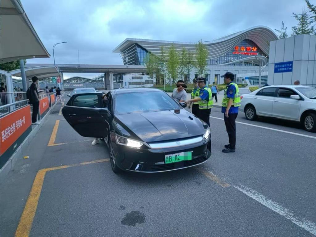 车不动计价器还在“跑”<strong></p>
<p>一个比特币要挖多久</strong>，青岛一辆出租车安装“跑得快”被查处