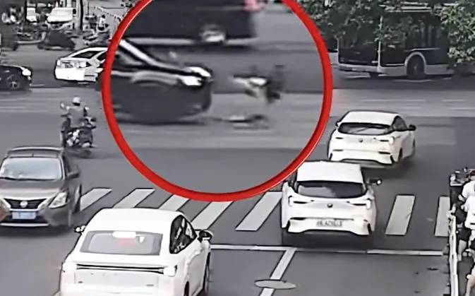 上海一8岁男童单独上路<strong></p>
<p>比特币最新消息</strong>，闯红灯被车撞飞：“家长让我自己出来锻炼一下”