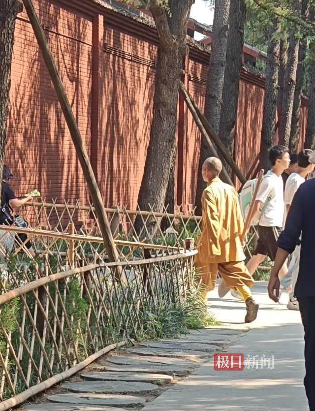 印乐方丈管理下的白马寺：僧人顶着高温种地<strong></p>
<p>比特币现在行情</strong>，义工称寺里秉承农禅并重