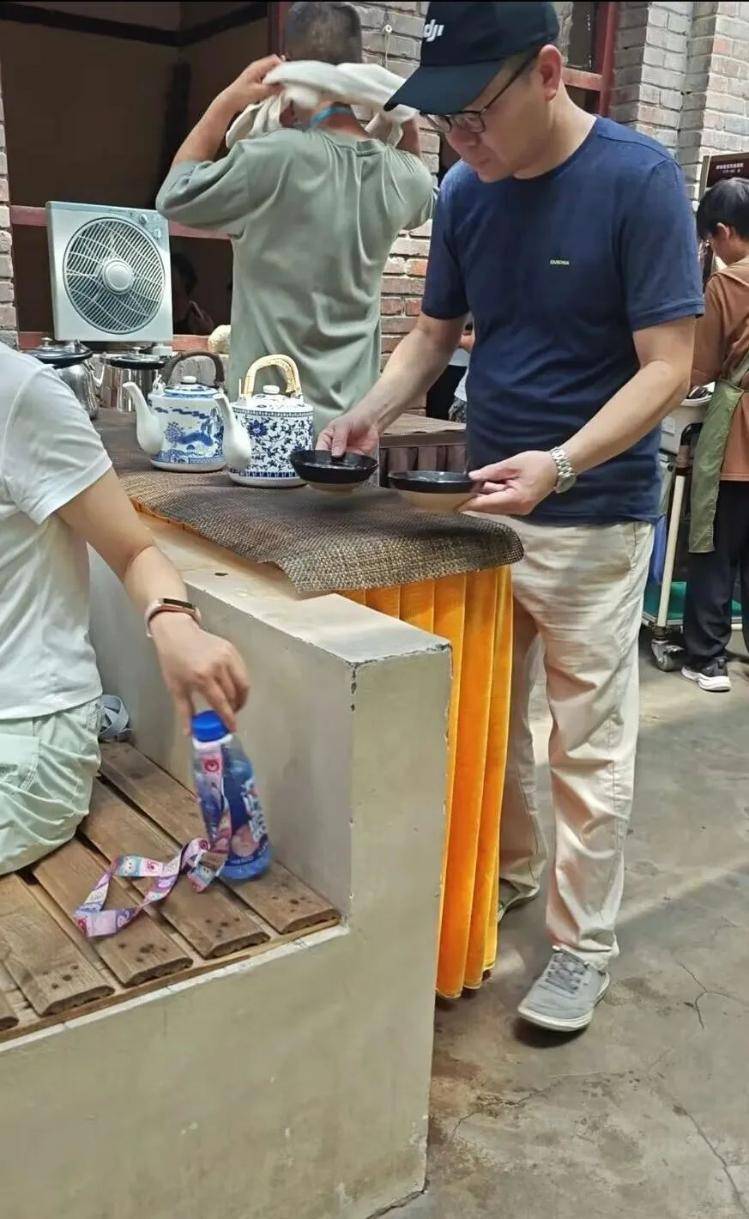 实探印乐任20年方丈的白马寺：基本无商业元素<strong></p>
<p>比特币现在行情</strong>，每天免费供应60余桶水，游客在茶舍大排长龙