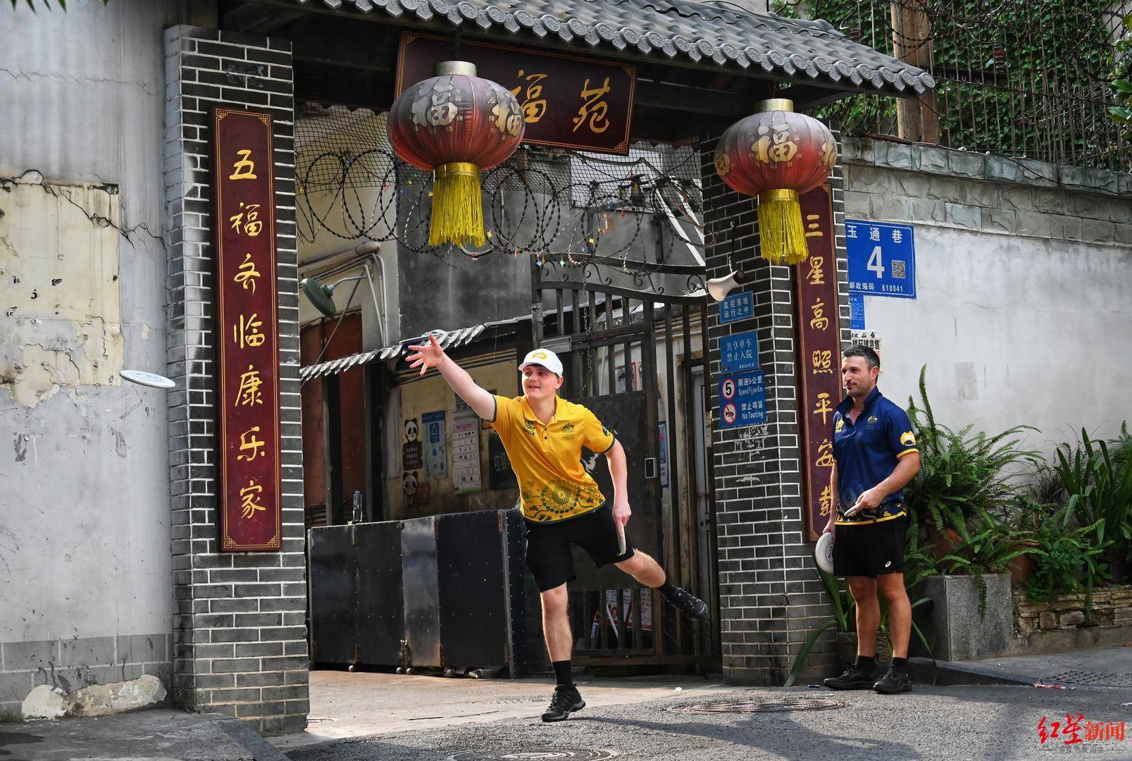 在成都的公园里<strong></p>
<p>比特币价格今日</strong>，为世运会热身！澳大利亚掷准飞盘队特殊的赛前“体验”