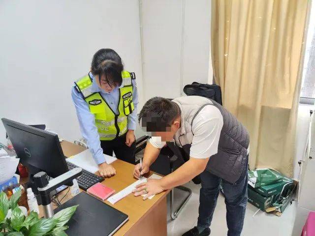 男子驾驶“鸡枞战车”满街跑<strong></p>
<p>比特币价格今日</strong>，交警紧急叫停！