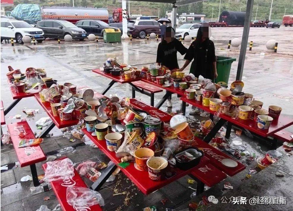 河北张家口一高速服务区垃圾成灾<strong></p>
<p>比特币新闻</strong>，休息区桌椅上堆满泡面桶，官方回应