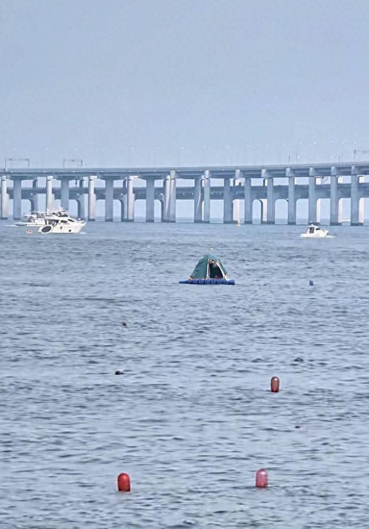游客在海面搭建移动帐篷露营<strong></p>
<p>如何获得比特币</strong>，大连海警：不违规，但需注意安全