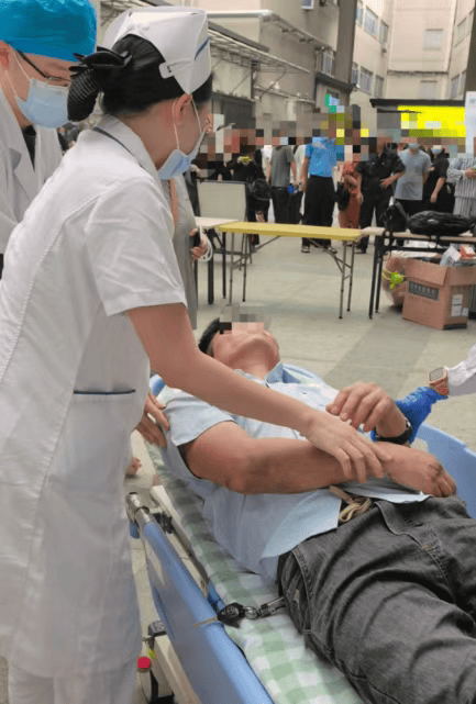 东莞一男子陪同家人就诊时突然倒地<strong></p>
<p>比特币怎么挖矿</strong>，护士“火眼金睛”抢回生机