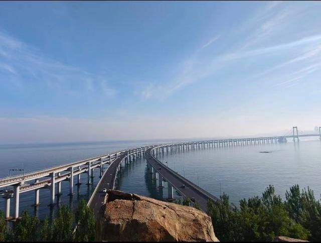 大连一跨海大桥观景台有游客翻栏杆踩空心造景石拍照<strong></p>
<p>比特币挖矿软件下载</strong>，当地回应