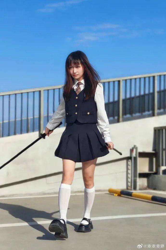 麦琳尝试制服短裙风格<strong></p>
<p>比特币怎么交易</strong>，被评“变化超大”：美得不敢认