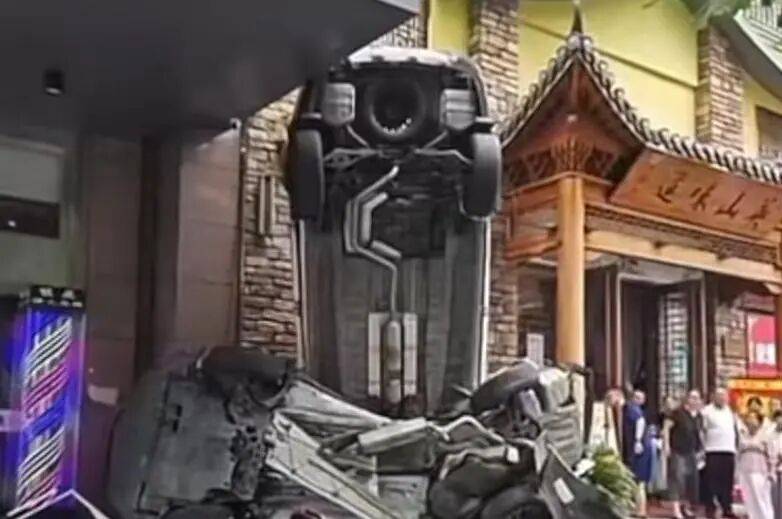 车辆失控驶入路边停车位致1死2伤<strong></p>
<p>比特币大涨</strong>，警方通报