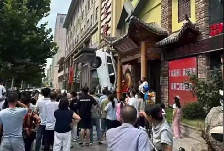 车辆失控驶入路边停车位致1死2伤<strong></p>
<p>比特币大涨</strong>，警方通报