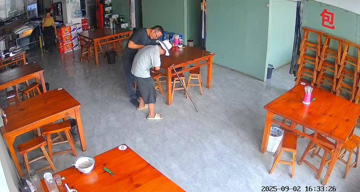 店门口大爷竹筐卖不动<strong></p>
<p>比特币最新行情价格</strong>，河南周口面馆老板暖心发视频帮卖，网友隔空下单：我出钱你送人