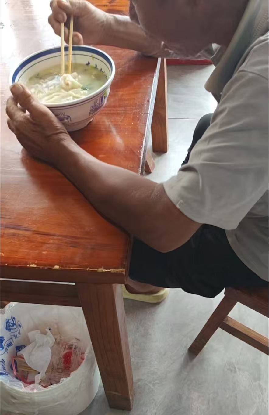 店门口大爷竹筐卖不动<strong></p>
<p>比特币最新行情价格</strong>，河南周口面馆老板暖心发视频帮卖，网友隔空下单：我出钱你送人