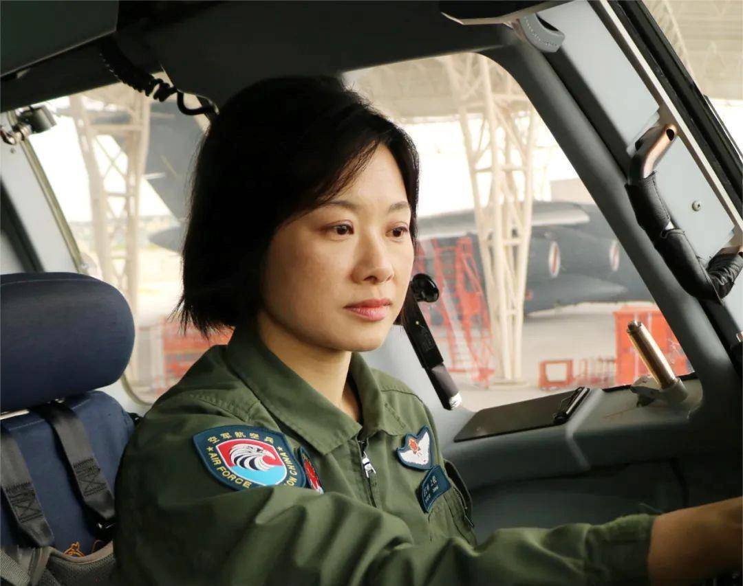阅兵最帅女机长<strong></p>
<p>比特币最新行情价格</strong>，是她！