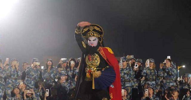 兰州大学军训期间大一女生表演川剧吐火<strong></p>
<p>比特币美金价格</strong>，校方：学生来自东北，因个人爱好自学
