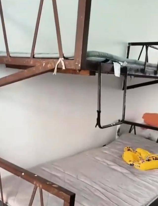 湖南一学生宿舍床铺仅用三角铁和螺丝固定，学校回应
