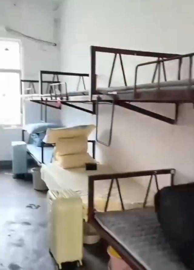 湖南一学生宿舍床铺仅用三角铁和螺丝固定<strong></p>
<p>比特币美金价格</strong>,学校回应