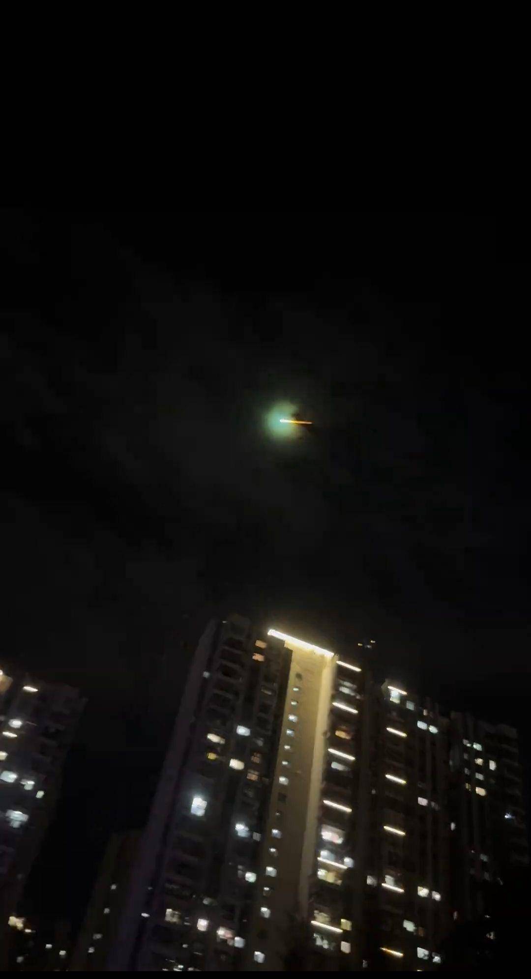 福建多地夜空现不明飞行物？目击者称速度极快放蓝绿色光芒<strong></p>
<p>比特币美元行情</strong>，专家回应