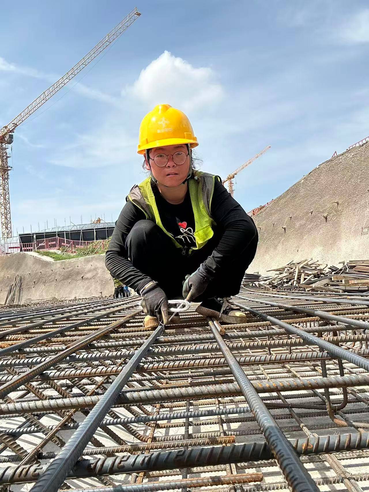 00后女孩工地绑钢筋5年成家里经济支柱：汗水流进眼睛特别疼<strong></p>
<p>中国比特币第一人</strong>，工友让我干轻松的活
