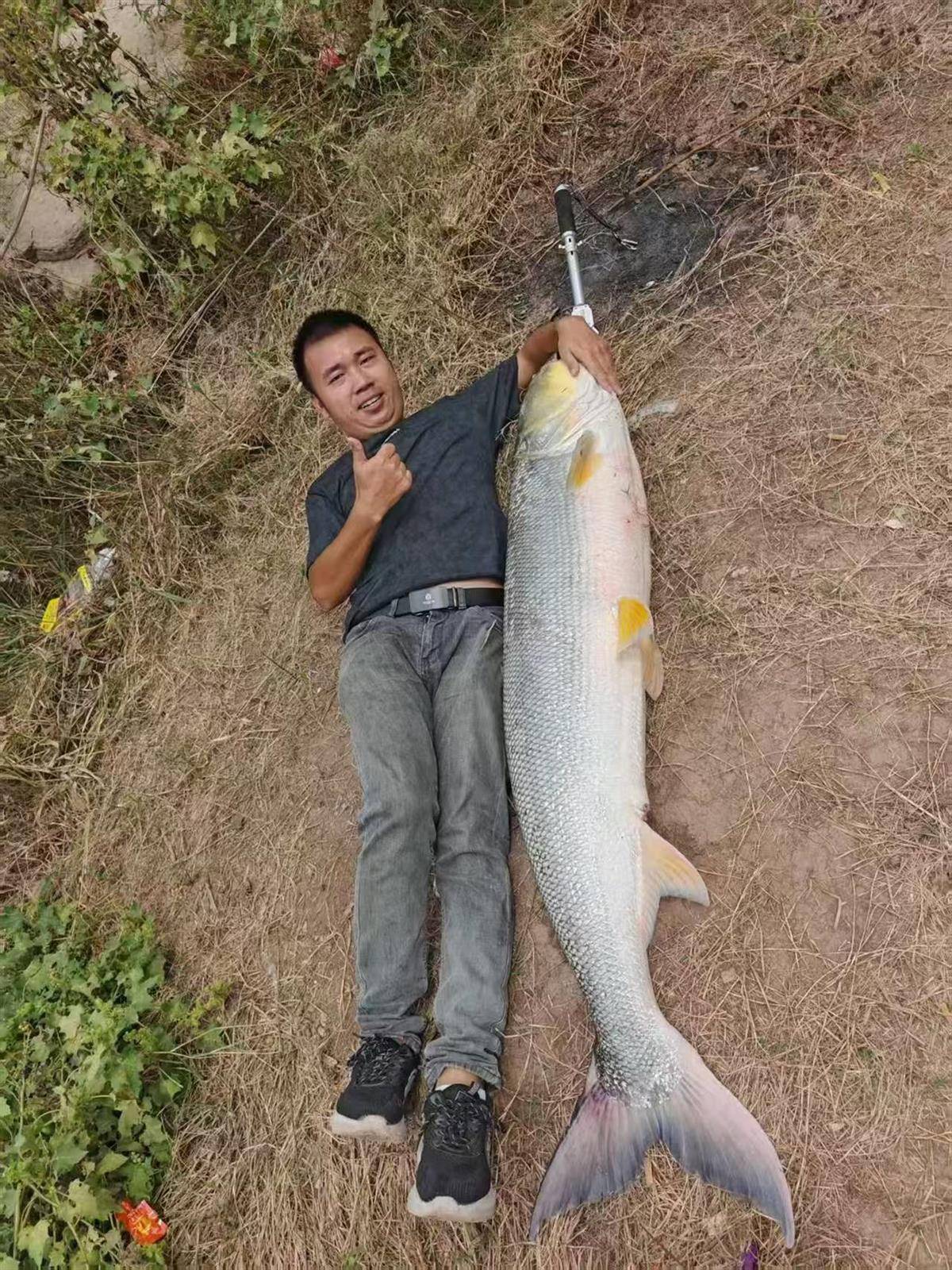 重庆一男子钓上79斤鳡鱼后<strong></p>
<p>中国比特币第一人</strong>，背着鱼在闹市当“显眼包”穿行20分钟，本人：有1.64米长