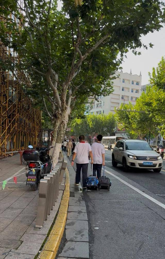 事发上海校门口！学生上学像闯关：夹缝中慢慢腾挪<strong></p>
<p>中国比特币第一人</strong>，与非机动车迎面对冲…家长担忧：何时是头