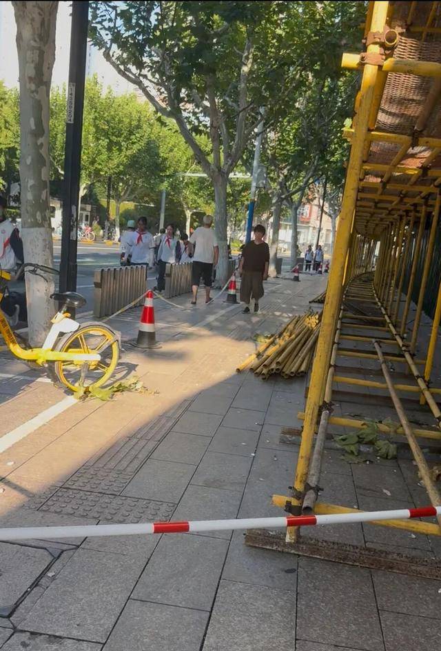 事发上海校门口！学生上学像闯关：夹缝中慢慢腾挪<strong></p>
<p>中国比特币第一人</strong>，与非机动车迎面对冲…家长担忧：何时是头