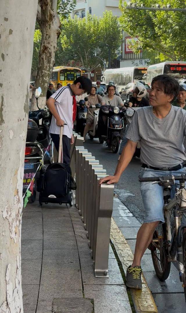 事发上海校门口！学生上学像闯关：夹缝中慢慢腾挪<strong></p>
<p>中国比特币第一人</strong>，与非机动车迎面对冲…家长担忧：何时是头