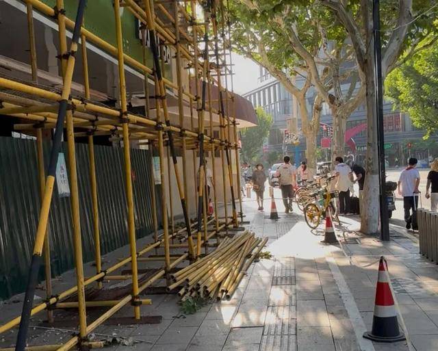 事发上海校门口！学生上学像闯关：夹缝中慢慢腾挪<strong></p>
<p>中国比特币第一人</strong>，与非机动车迎面对冲…家长担忧：何时是头