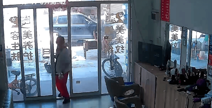 浙江一店主允许大妈门口摆摊<strong></p>
<p>比特币现价</strong>，时常被大妈“投喂”蔬果：每次收摊时，都打扫得干干净净
