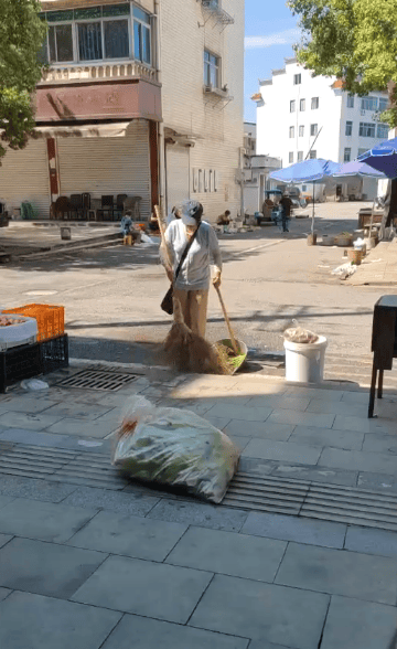 浙江一店主允许大妈门口摆摊<strong></p>
<p>比特币现价</strong>，时常被大妈“投喂”蔬果：每次收摊时，都打扫得干干净净