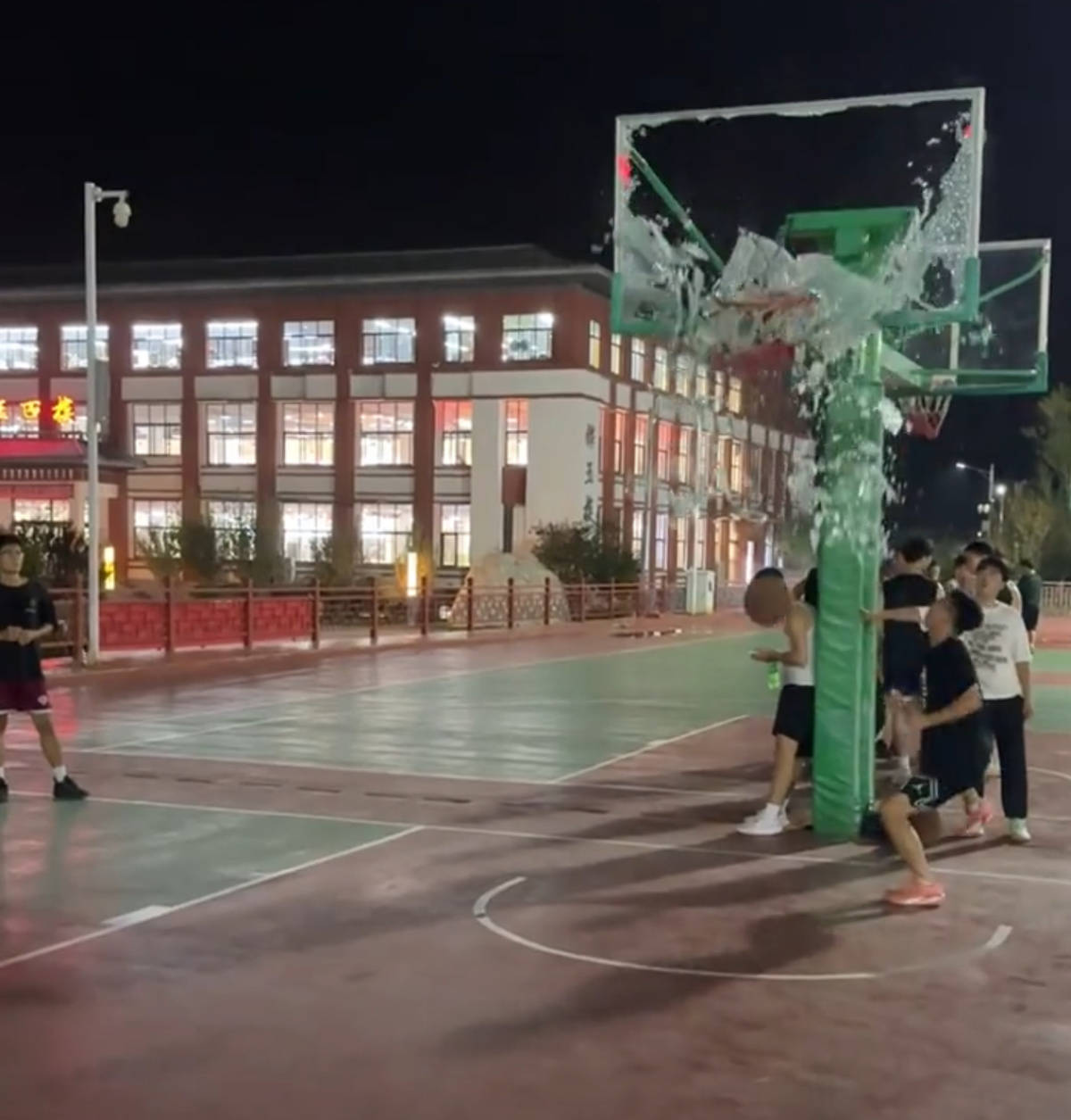 郑州178厘米大学生扣碎篮板<strong></p>
<p>比特币今天行情</strong>,校方:说明弹跳力好!学校出资购买新篮板,已安装好