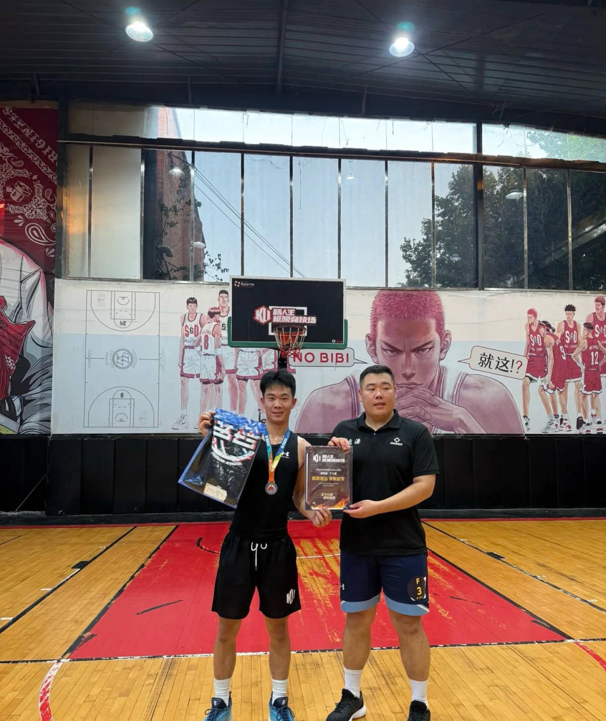 郑州178厘米大学生扣碎篮板<strong></p>
<p>比特币今天行情</strong>,校方:说明弹跳力好!学校出资购买新篮板,已安装好