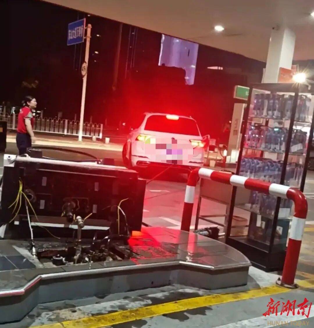 湖北一车主加完油忘拔加油枪开车就走<strong></p>
<p>比特币市值</strong>,直接拽倒加油机,工作人员:幸好加油机的切断阀自动紧急关闭