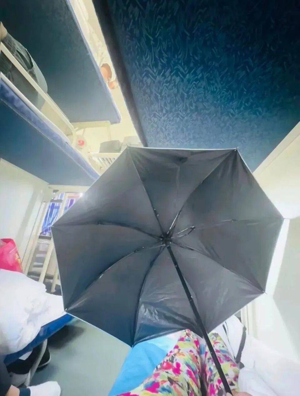 女生躺火车卧铺打伞遮隐私<strong></p>
<p>比特币市值</strong>,“过道坐着两名陌生男乘客”,12306回应