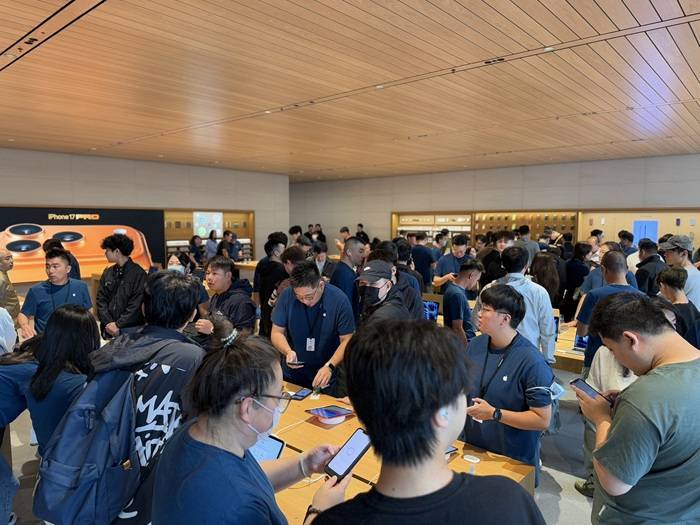 iPhone 17正式开售<strong></p>
<p>比特币交易市场</strong>,橙色Pro Max黄牛最高加价1500元